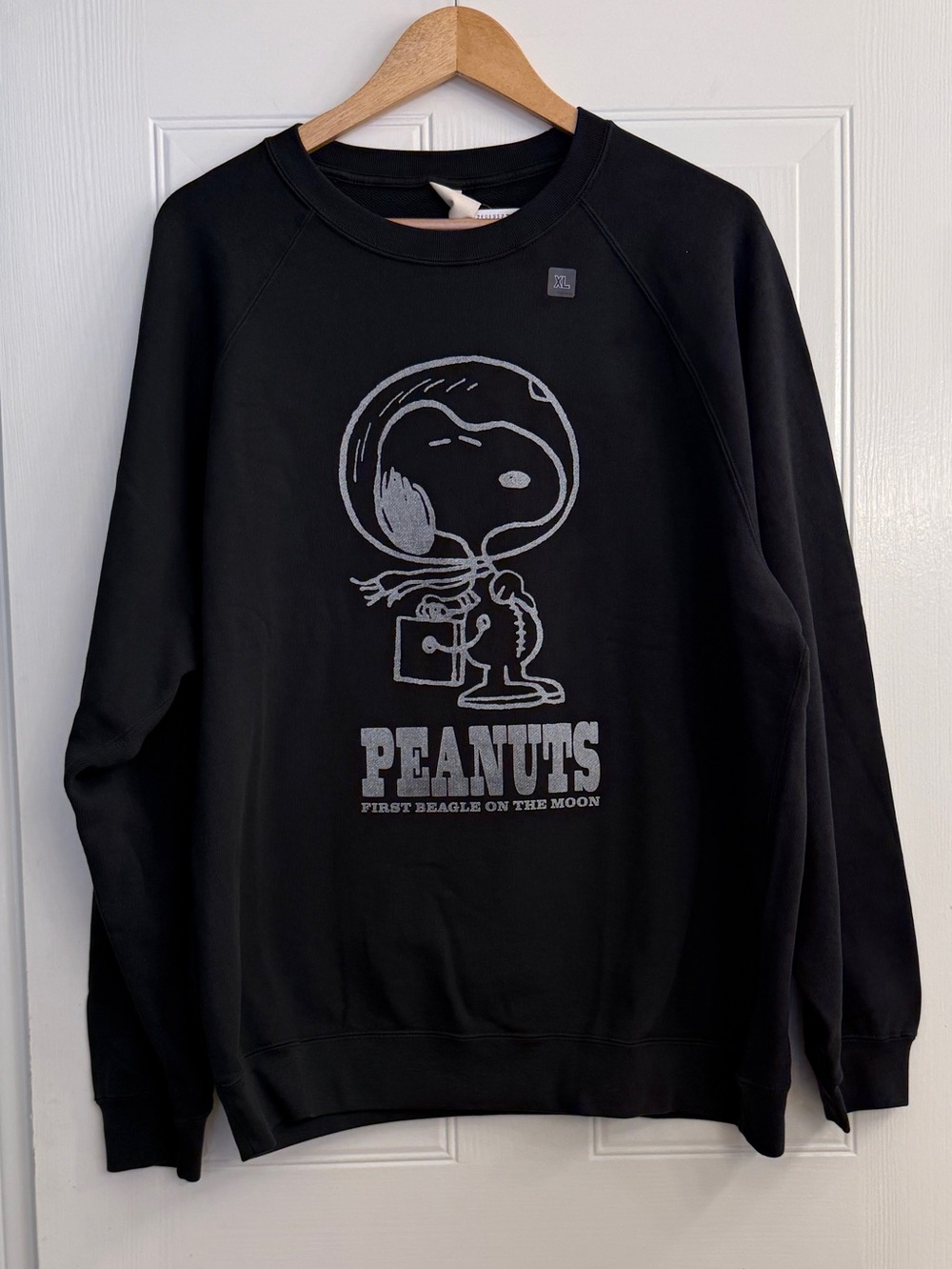 Uniquo Black Crewneck Sweatshirt with Astronaut Snoopy Graphic L- NWT Unisex
